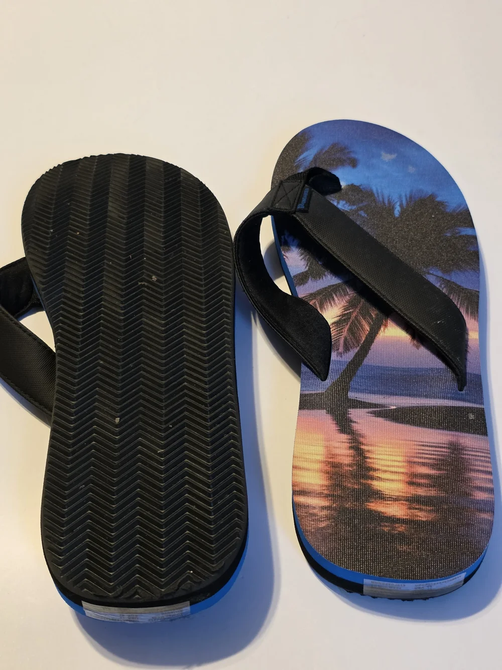 No Boundaries Men's Tropical Sunset Flip Flops - Black Straps, Blue/Purple Print